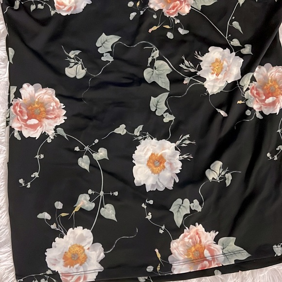 Suzy Shier Black Floral Blouse - Picture 2 of 3